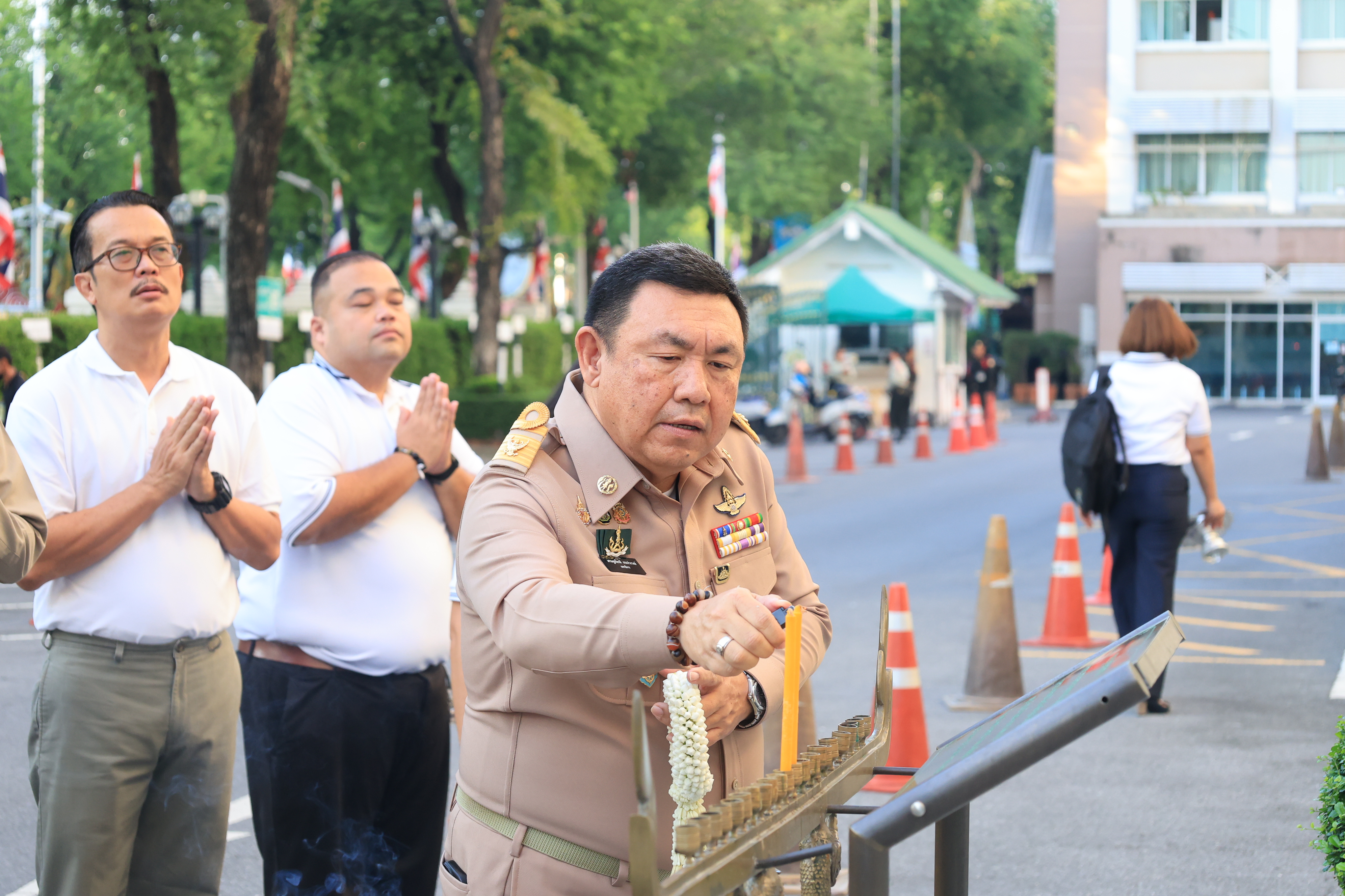 title - เลขาธิการ ส.ป.ก. และผู้เกษียณอายุราชการ สักการะสิ่งศักดิ์สิทธิ์ประจำ กระทรวงเกษตรและสหกรณ์ และ สำนักงานการปฏิรูปที่ดินเพื่อเกษตรกรรม เนื่องในโอกาสเกษียณอายุราชการ